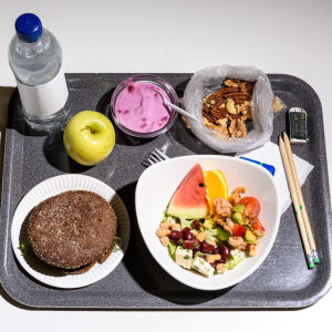 Vatten, bär och yoghurt, nötter, frukt, sallad och rågbröd är bra mellanmål att ha med till studentskrivningarna. Bra mat för studentskrivningarna