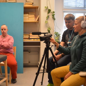 personer i studio kring filmkamera