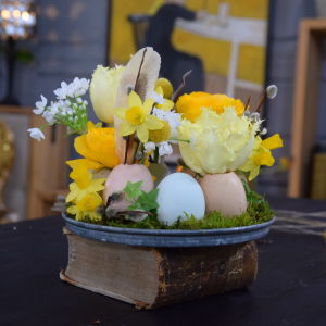 Tomma äggskal är stommen i den här påskiga kransen. En påskdekoration av äggskal. Äggskalen är formade som en krans och fyllda med olika små snittblommor av narcisser och tulpaner.