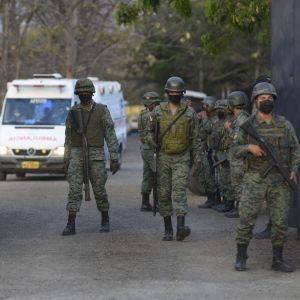 Soldater och ambulanser utanför fängelset i Guayaquil, Ecuador, där minst 118 fångar dödades i upploppet. 
