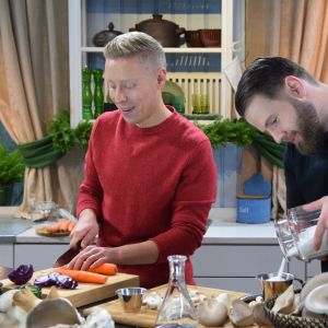 Juontaja Nicke Aldén ja sieniviljelijä Robin Libäck Strömsön keittiössä
