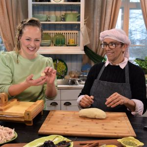 Elin Skagersten-Ström ja Leticia Paulin tekevät tortilloja.