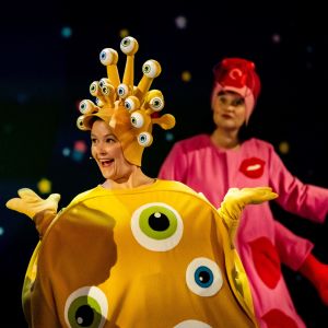 Pikku Kakkosen Susanna, Iina ja Nakkirakki esiintyvät avaruusoliopuvuissa.