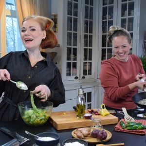 Ella Grüssner Cromwell-Morgan och Elin SKagersten-Ström i Strömsös kök