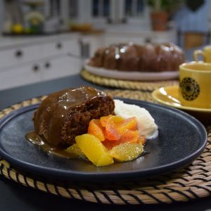 Pala sticky date kakkua kinuskikastikkeella, veriappelsiinisalaattia ja kermaa