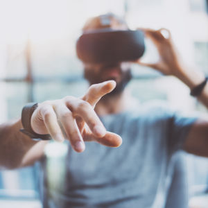 mies VR-laseissa
