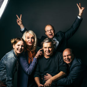 Viisi iloista tuulettajaa studiossa. Keskellä ohjaaja Matti Ijäs ja hänen ympärillään näyttelijät Pia Andersson, Miitta Sorvali, Ville Myllyrinne ja Jari Salmi.