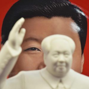 Personkulten gör comeback i Kina. Här en tallrik dekorerad med Xi:s ansikte bakom en skulptur på Mao. 