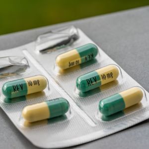 Lääkeliuska, jossa on viisi keltavihreää 10 milligramman Revlimid-tablettia, kaksi tablettia liuskalta on käytetty.