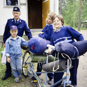 Kolarikorjaamossa kummittelee -sarjan näyttelijöitä vuonna 1987.