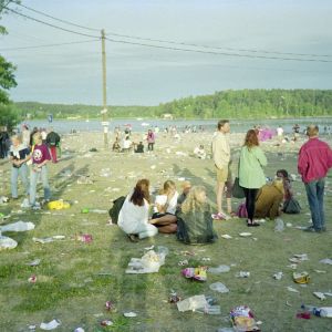 Ruisrock 1992. Festivaalialue rockfestivaalin päättymisen jälkeen. Ihmisiä. Roskainen festivaalialue.