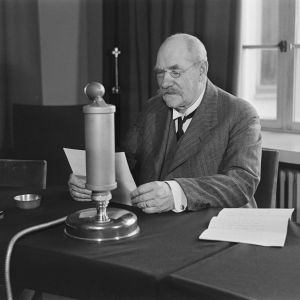 P E Svinhfvud håller tal under Rundradions tioårsjubileum i Radiohusets studio år 1936.