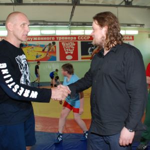 Ville tapaa Novosibirskissä Aleksandr Karelinin, monikertaisen painin olympiavoittajan, maailman- ja Euroopanmestarin.