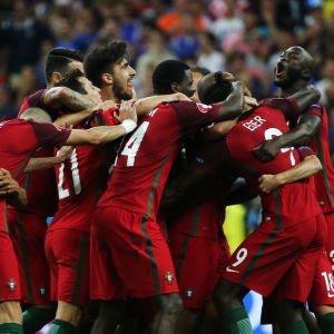 Portugals landslagsspelare kramas om efter finalsegern.