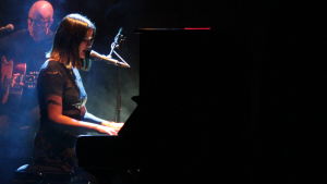 Tika Sevón Liljegren skrev en låt för att få utlopp för sina känslor. En mörkhårig kvinna spelar piano