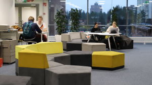 Utanför klassrummen finns gott om soffor och ställen där man kan koppla av och umgås. Skolan totalrenoverades för tre år sedan. Skolelever sitter i soffor i skolan.