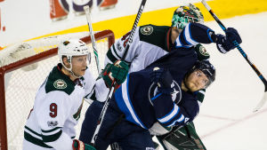 Mikko Koivu och Joel Armia i duell framför Minnesotas målbur. Mikko Koivu och Joel Armia i duell framför Minnesotas målbur.