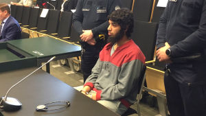 Marockanen Abderrahman Bouanane utförde dådet i Åbo. När han anlände till Finland uppgav han fel namn och ålder. Marockanen Abderrahman Bouanane i rätten.