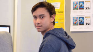 Alexander Engberg, 15, tror nog han ska lyckas få ett sommarjobb i år. Alexander Engberg sitter vid en dator och tittar in i kameran.