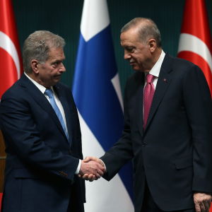 President Sauli Niinistö skakar hand med turkiets president Recep Tayyip Erdogan.