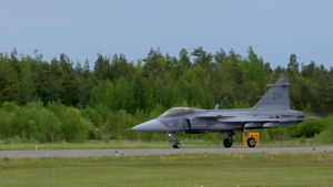 Arkivbild. Under helgen kan man se flyguppvisningar. JAS 39 Gripen med vingnummer 231 startar för sitt uppvisningsnummer i samband med Turku international Airshow 2015
