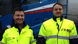 Fredrik Blomqvist och Patrik Rehn lär eleverna hur man beter sig i trafiken om man möter en lastbil. Trafikjippo vid Sirkkala skola