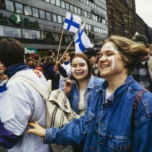 Suomen maailmanmestaruutta juhlivaa yleisöä kadulla seuraamassa Suomen jääkiekkomaajoukkueen juhlakulkuetta