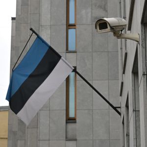 Estlands flagga hänger från en flaggstång utanför Estlands ambassad i Moskva.
