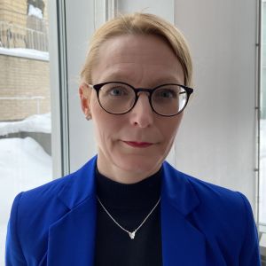 Ifall kommunerna inte går ut med tillräckligt klar och tydlig information och om bokningarna inte är tillräckligt lättillgängliga så ställs de äldre i en ojämlik position säger Krook. Ulrika Krook, jursit och universitetslärare poserar i en blå kavaj vid Svenska social- och kommunalhögskolan. Det är vinter utanför fönstren, hon ser bestämd ut.