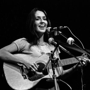 Joan Baez med akustisk gitarr