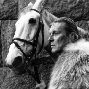Paavo PIskonen ja hevonen elokuvassa Kuningas lähtee Ranskaan (1986).