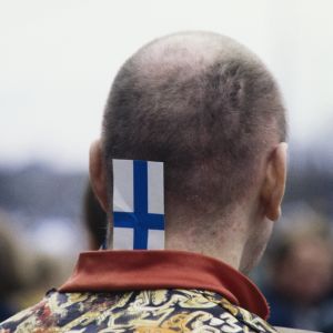 Suomen maailmanmestaruutta juhlivaa yleisöä kadulla seuraamassa Suomen jääkiekkomaajoukkueen juhlakulkuetta