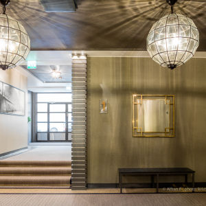 Den stora hallen är inredd i en modern version av art deco-stilen. En stor tambur med en spegel i art deco-stil.