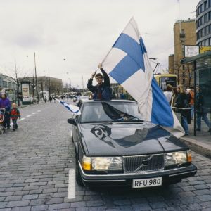 Juhlakulkuetta Helsingissä jääkiekon maailmanmestaruuskisojen jälkeen 1995