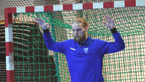 Joonas Klama gjorde sin A-landslagsdebut mot Japan. Joonas Klama försöker rädda ett skott under sitt första träningspass med herrlandslaget i handboll.