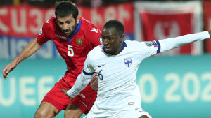 Glen Kamara har varit en av de ledande spelarna i kvalet. Här i en närkamp borta mot Armenien. Glen Kamara i en närkamp i en landskamp mot Armenien.
