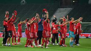 Bayern München korades till mästare i Tyskland igen. Bayern Münchens spelare jublar efter åttonde titeln i svit.