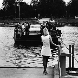Valkopukuinen nainen odottaa pääsyä lossilla Kirjurinluodon juhliin vuonna 1967. Kirjasta Pori Jazz 50 vuotta – kuvitettu klassikko.