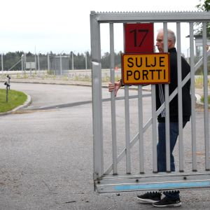 Jokerits logistikchef Vesa Vilkkula infann sig på Helsingfors-Vanda flygplats på torsdagen. Jokerits logistikchef på Helsingfors-Vanda flygplats på torsdagen.