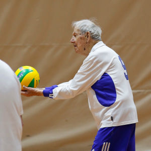 Jaakko Estola blev sårad i kriget men spelar fortfarande volleyboll. Hundraåriga Jaakko Estola spelar volleyboll.