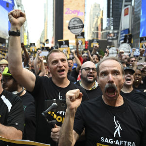 Medlemmar i skådespelarförbundet iklädda svarta t-skjortor samlade i Times Square. 