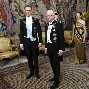 President Alexander Stubb och Sveriges kung Carl XVI Gustaf inför festmiddagen vid Kungliga slottet i Stockholm den 23 april 2024.