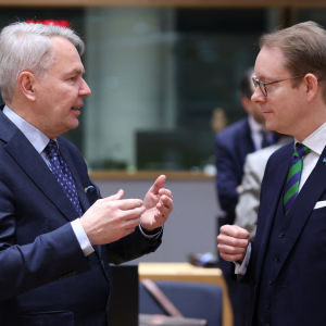 Finlands och Sveriges utrikesministrar i samspråk under ett utrikesministermöte i Bryssel