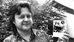 Rainer Koski sommaren 1992 inför festivalen, med Nirvanas pressfoto. Rainer Koski och ett foto av Nirvana.