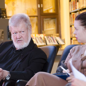 filosofi, kirjailija Torsti Lehtinen ja Anna Kontula keskustelemassa Kirjakerhon nauhoituksissa kirjasto 10:ssä