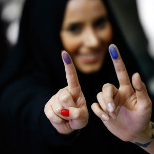Iranska kvinnor visar bläcket på sina fingrar efter att de röstat i valet 26.2.2016