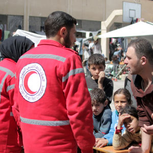 Frivilliga i den syriska Röda Halvmånen hjälper människor som flytt östra Ghouta. 