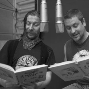Näyttelijät Matti Pellonpää ja Kari Väänänen lukevat nauravaisina mikrofoneihin A. A. Milnen Nalle Puh -kirjaa. 