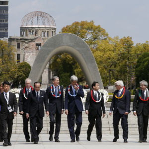 John Kerry, Japans utrikesminister  Fumio Kishida och de andra G/-ländernas utrikesministrar visas runt av Hiroshimas borgmästare Kazumi Matsui (framme till vänster)