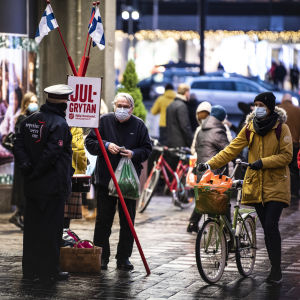 Pelastusarmeijan joulupata-keräys Aleksanterinkadulla Helsingissä.